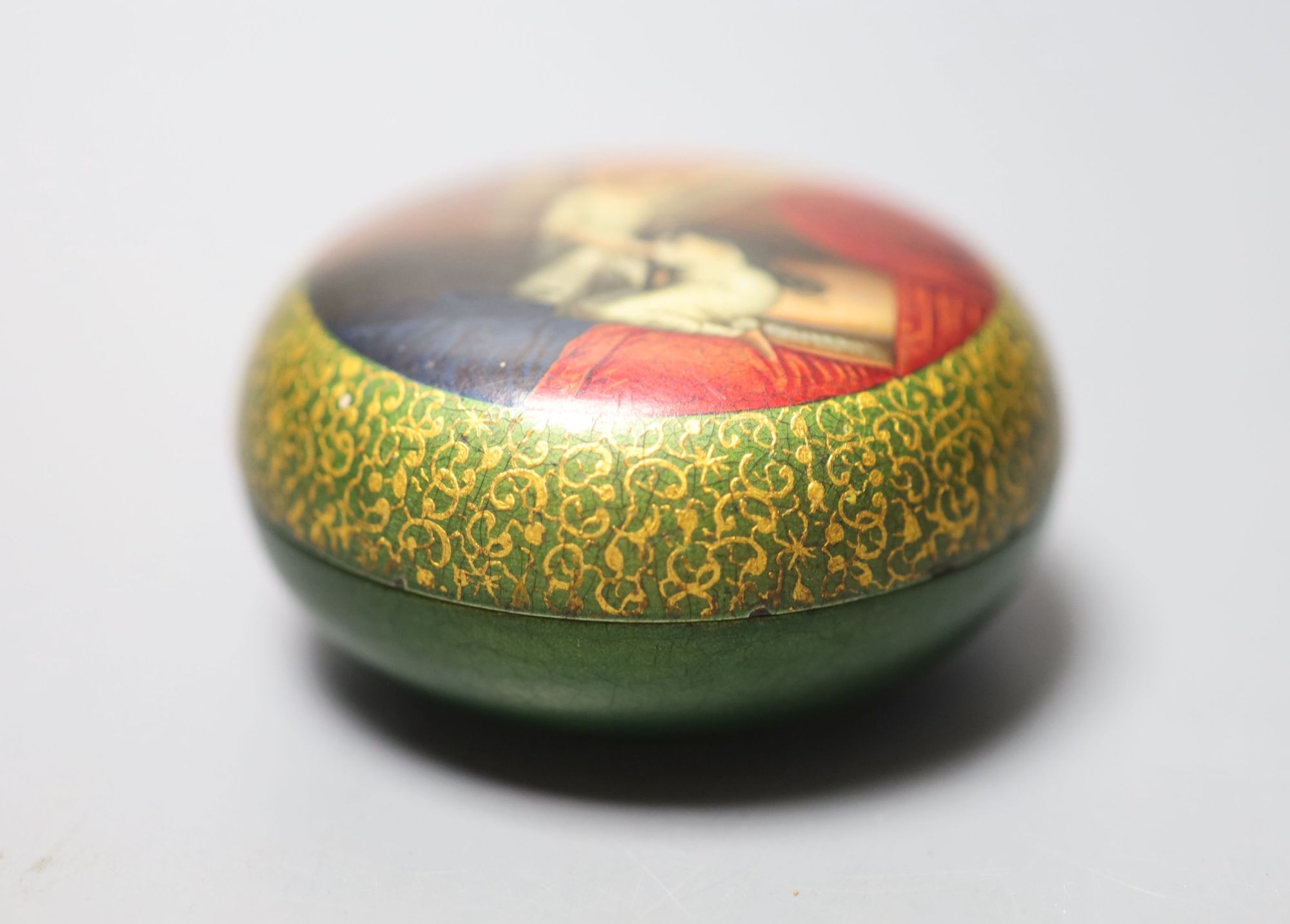 A Russian lacquer papier mache small box and cover, by Lukutin, late 19th century, diameter 6cm